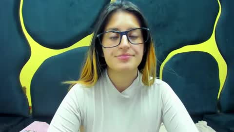 GiaRoussel online show from 02.12.25