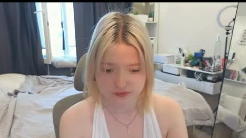 Snapshot of gimmergirls_ chatting on 07.15.26 Klara online show from 07.15.26