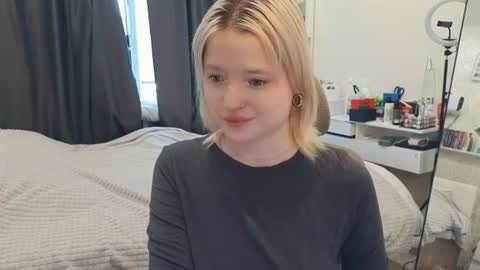 Snapshot of gimmergirls_ chatting on 07.17.26 Klara online show from 07.17.26