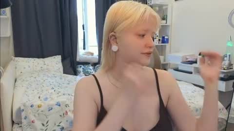 Snapshot of gimmergirls_ chatting on 07.21.26 Klara online show from 07.21.26