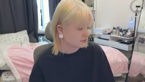 Snapshot of gimmergirls_ chatting on 07.23.26 Klara online show from 07.23.26
