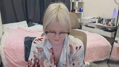 Snapshot of gimmergirls_ chatting on 07.28.26 Klara online show from 07.28.26