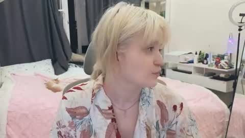 Snapshot of gimmergirls_ chatting on 07.28.26 Klara online show from 07.28.26