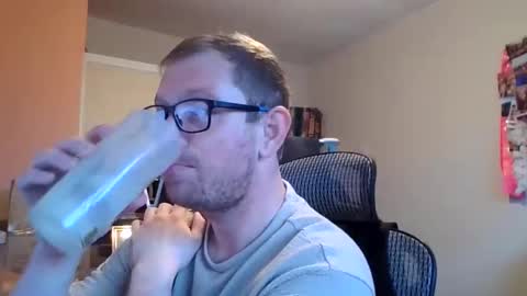 Snapshot of ginwood chatting on 12.16.25 ginwood online show from 12.16.25