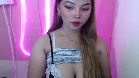 Snapshot of girlthatuneedxxx chatting on 03.06.25 Rhaine online show from 03.06.25