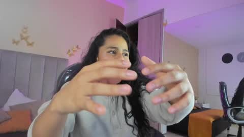 GISELLE ROLDAN online show from 04.18.26