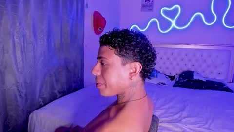 Snapshot of glader_guy chatting on 11.10.25 only for you bby online show from 11.10.25