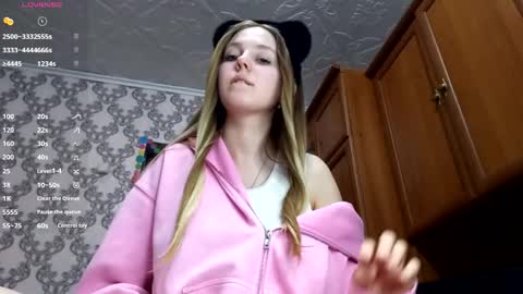 Snapshot of gladissoter chatting on 03.16.26 Violetta online show from 03.16.26