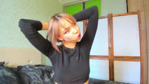 Snapshot of glitchy_doll chatting on 05.12.26 Sara online show from 05.12.26