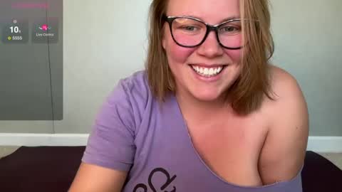 Snapshot of glitterkitty_108 chatting on 01.01.25 GlitterKitty 108 online show from 01.01.25