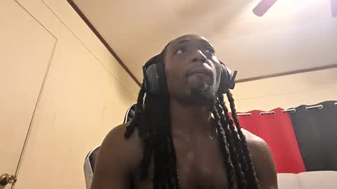 Snapshot of glomightyj chatting on 12.17.25 glomightyj online show from 12.17.25