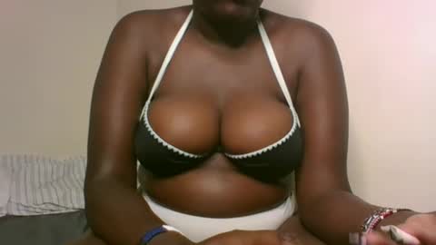 Snapshot of glorious_t chatting on 12.05.24 glorious_t online show from 12.05.24