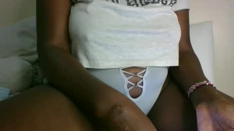 Snapshot of glorious_t chatting on 09.25.25 glorious_t online show from 09.25.25