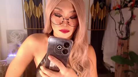 Snapshot of goddessquinnie chatting on 01.12.25 quinnie online show from 01.12.25
