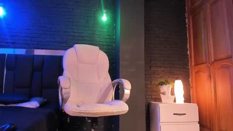 Snapshot of godly_huan chatting on 01.03.25 HUAN online show from 01.03.25