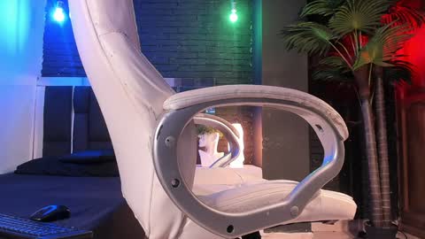 Snapshot of godly_huan chatting on 01.05.25 HUAN online show from 01.05.25