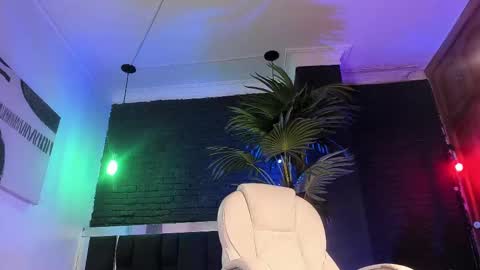 Snapshot of godly_huan chatting on 02.21.25 HUAN online show from 02.21.25