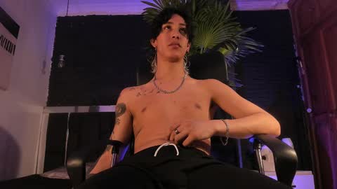 Snapshot of godly_huan chatting on 02.28.25 HUAN online show from 02.28.25