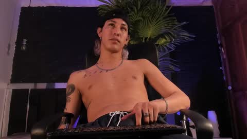 Snapshot of godly_huan chatting on 03.04.25 HUAN online show from 03.04.25