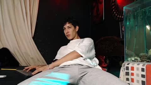 Snapshot of godly_huan chatting on 05.17.26 HUAN online show from 05.17.26