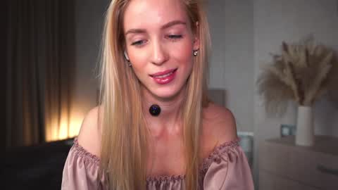 Snapshot of gold_blond chatting on 01.23.25 Olivia online show from 01.23.25