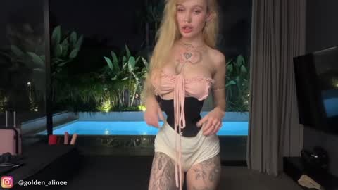 Snapshot of golden_alinee chatting on 10.30.25 Aline meow online show from 10.30.25