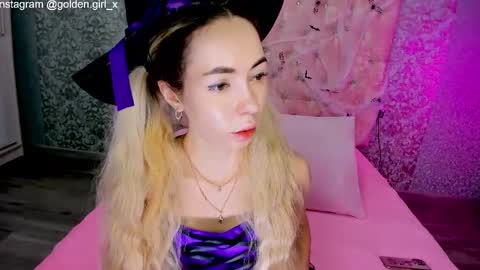 Snapshot of golden_girl__ chatting on 10.31.25 golden girl online show from 10.31.25