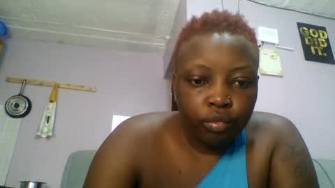 Snapshot of goldencurves_bunny chatting on 06.25.26 Bella online show from 06.25.26
