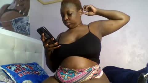 Snapshot of goldencurves_bunny chatting on 07.20.26 Bella online show from 07.20.26