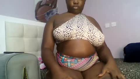 Snapshot of goldencurves_bunny chatting on 07.27.26 Bella online show from 07.27.26