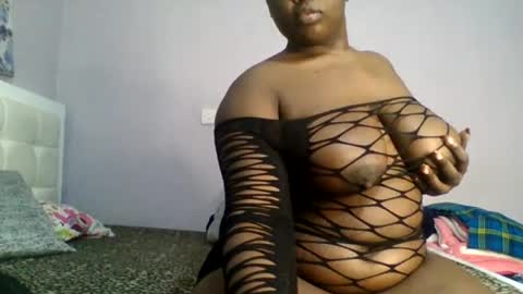 Snapshot of goldencurves_bunny chatting on 07.31.26 Bella online show from 07.31.26