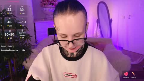 Snapshot of goth_babydoll chatting on 01.04.25 Benny online show from 01.04.25