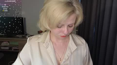 Snapshot of gray_swann chatting on 02.05.25 Ray online show from 02.05.25