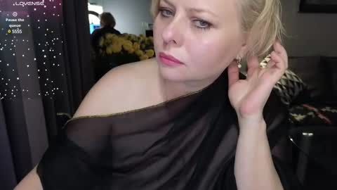 Snapshot of gray_swann chatting on 02.19.25 Ray online show from 02.19.25