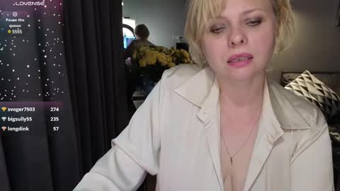 Snapshot of gray_swann chatting on 02.19.25 Ray online show from 02.19.25