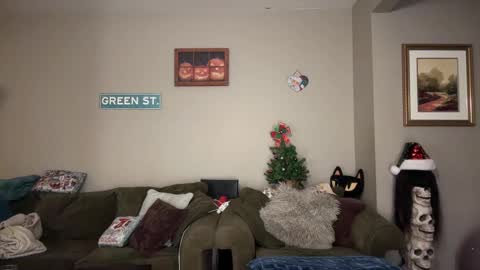 Snapshot of greenxxxqueen chatting on 12.21.24 SexQueen Nikki online show from 12.21.24