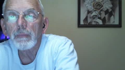 Snapshot of gulfcoast1952 chatting on 01.04.25 Roy online show from 01.04.25