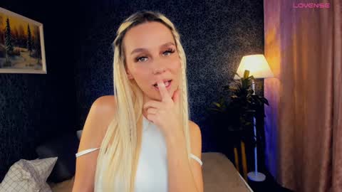 Snapshot of gwenbudlong chatting on 12.14.24 Sofia online show from 12.14.24