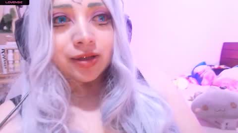 Gwin Nya   Please help me reach 200 thumbs up online show from 10.24.25