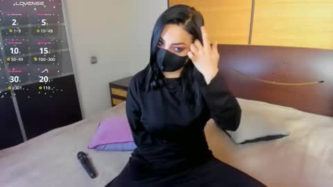 Snapshot of habibi_moon chatting on 10.08.25 Linda online show from 10.08.25