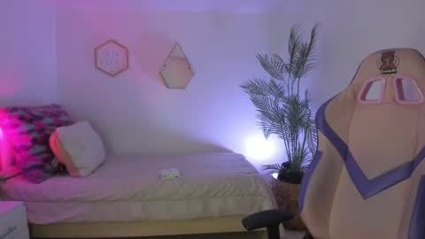 Hadid online show from 04.23.26