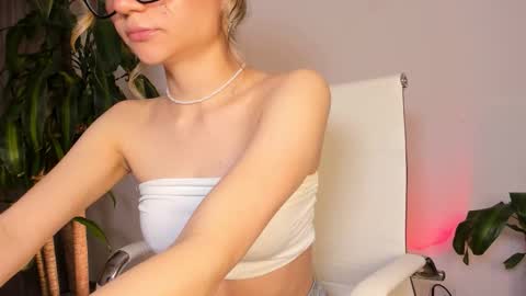 Snapshot of hailey_firee chatting on 10.18.25 Hailey online show from 10.18.25