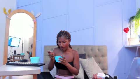 Halley Lorens online show from 11.11.25