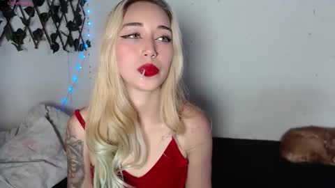 Snapshot of hallie_cam2 chatting on 09.24.25 HALLIE online show from 09.24.25