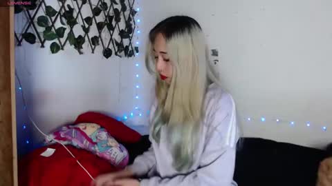 Snapshot of hallie_cam2 chatting on 10.05.25 HALLIE online show from 10.05.25