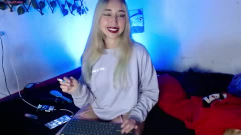 Snapshot of hallie_cam2 chatting on 10.16.25 HALLIE online show from 10.16.25