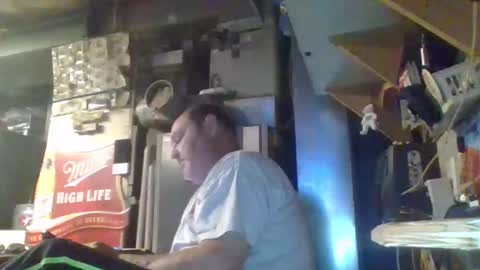 Snapshot of handiemanhere chatting on 11.05.25 naked man online show from 11.05.25