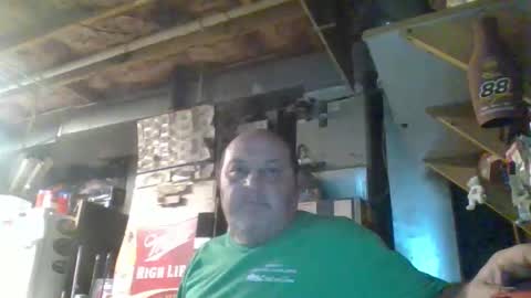 Snapshot of handiemanhere chatting on 12.22.25 naked man online show from 12.22.25