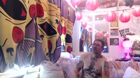 Snapshot of hankrams chatting on 10.05.25 hank rams online show from 10.05.25