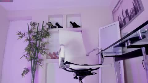 HANNAH HOWELL online show from 02.12.26